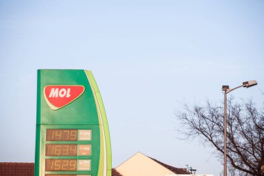 BELGRAD, SERBIA - 28 Mart 2019: Mol Group 'un logosu Belgrad' daki benzin istasyonlarından birinde. Mol, tüm Avrupa 'ya yayılmış bir Macar petrol ve gaz şirketi.