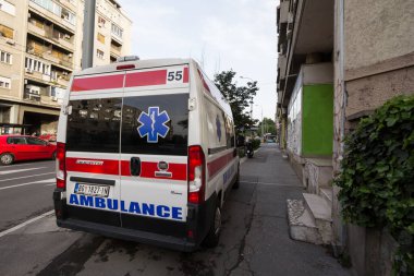 BELGARDE, SERBIA - 14 Mayıs 2020: Hitna pomoc hizmetlerinden bir Sırp ambulansı, bir minibüs, kaza durumunda acil müdahaleyi bekliyor
