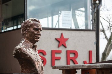 BELGRAD, SERBIA - 12 Aralık 2020: Mareşal Josip Broz Tito 'nun SFRJ (Sosyalist Yugoslavya) kırmızı yıldızı önünde basılması. Tito Yugoslavya 'nın komünist sosyalist lideriydi.