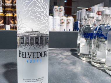 BELGRAD, SERBIA - 13 Aralık 2020: satılık bazı şişelerde Belvedere Votka logosu. Belvedere, LVMH şirketi tarafından üretilen bir Polonya votkası markası..