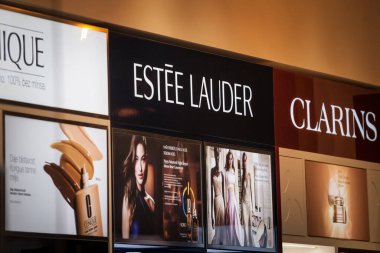 BELGRAD, SERBIA - 15 Eylül 2020: Estee Lauder logosu markanın bir rafında. Estee Lauder, lüks pazarda bulunan bir Amerikan kozmetik ve cilt ürünüdür.