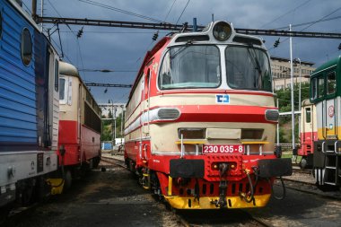 BRNO, CZECHIA - 21 Haziran 2014: Elektronik lokomotif sınıfı 230, CD Kargo Çek Demiryolları kalkıştan önce beklemede. CD veya Ceske Drahy, Çek Cumhuriyeti 'nin ana demiryolu taşımacısıdır.