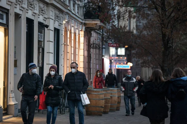 ベオグラード セルビア 2020年11月29日 2人の男性と少女は 19健康危機をCovidコロナウイルス中に ベオグラードの街で呼吸器面マスクを着て歩いて — ストック写真