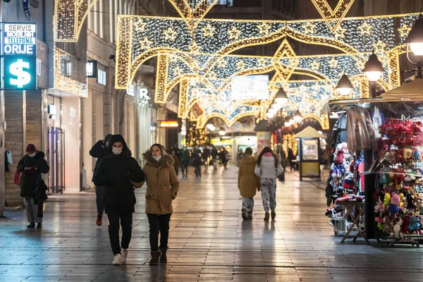 Belgrade Sérvia Dezembro 2020 Jovens Casal Andando Mãos Dadas Usando — Fotografia de Stock