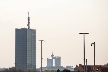 BELGRAD, SERBIA - 21 AĞUSTOS 2018: Günbatımında Skyline ve panorama Yeni Belgrad (Novi Beograd), önünde Usce kulesi ve arka planda Zapadna Kapija ile