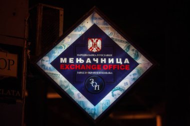 BELGRAD, SERBIA - 13 Ekim 2020: Yugoslav Ulusal Bankası 'nın (Narodna Banka Jugoslavije) Yugoslav Dinarı' na para aktarımı için bir döviz bürosu (Menjacnica) göstergesi