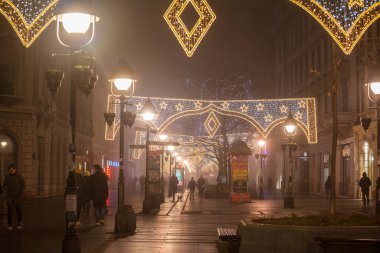 BELGRAD, SERBIA - 17 Aralık 2020: Bulanık sis lekeli Kneza Mihailova, ana yaya yolu, kapalı dükkanlar ve Coronavirus Covid 19 nedeniyle terk edilmiş sokaklarla aydınlatılmış