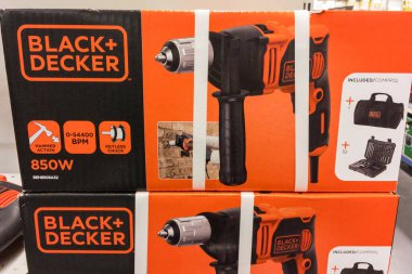 BELGRAD, SERBIA - 29 Kasım 2020: Black + Decker logosu satılık. Ayrıca Black and Decker olarak da bilinir, büyük bir Amerikan güç aracı ve donanım üreticisi.