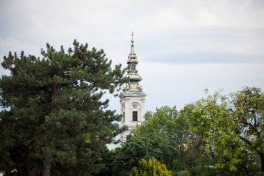 Saint Michael Katedrali, aynı zamanda Saborna Crkva olarak da bilinir, Stari Grad bölgesinin bir sokağından görülen ikonik saat kulesiyle. Ülke, Belgrad ve Sırbistan 'ın başlıca simgelerinden biri.