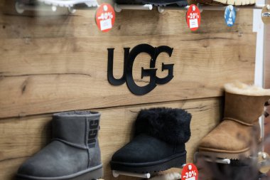 BELGRAD, SERBIA - 8 ARALIK 2020: Ugg logosu bazı botlarının önünde bir dükkanda satılıyor. Ugg, çoban çizmeleriyle tanınan bir Amerikan ayakkabısı markası.