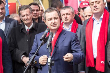 SUBOTICA, SERBIA - 27 Mart 2016: İvica Daciç, Sırbistan Dışişleri Bakanı ve Sırbistan Sosyalist Partisi lideri 2016 parlamento seçimleri kampanyası sırasında bir konuşma yaptı
