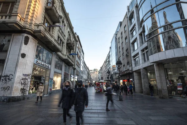 Belgrade Serbia Diciembre 2020 Personas Blancas Caucásicas Caminando Con Una — Foto de Stock