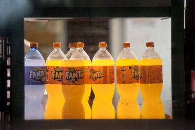 BELGRAD, SERBIA - 6 Haziran 2019: Belgrad 'da satılık Orange ve Shokata (mavi) şişeleri üzerine Fanta Logosu. Fanta, portakallı gazozlu meşrubatların Alman markasıdır.