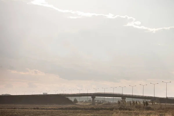 Krajobraz Wiejski Nowo Wybudowaną Autostradą Ruchem Przechodzącym Przez Betonowy Most — Zdjęcie stockowe