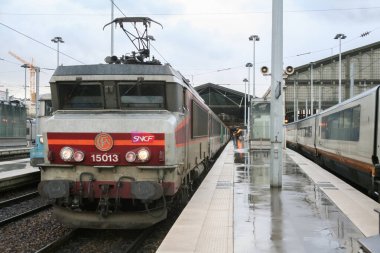 PARIS, FRANCE - 2 HAZİRAN 2007: Önde görülen SNCF şirketine ait Paris Gare du Nord tren istasyonunda yolcu vagonu kalkışa hazır. Bu tren istasyonu Paris 'in ana merkezlerinden biridir.