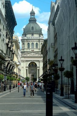 BUDAPEST, HUNGARY - 14 Haziran 2008: Aziz Stephen Kilisesi olarak da bilinen Szent Istvan Basilica 'nın önünde kalabalık içinde yürüyen yayalar. Bu Bazilika Budapeşte şehir merkezinin en büyük simgelerinden biridir.