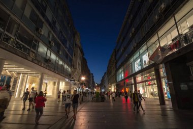 BELGRAD, SERBIA - 9 Mayıs 2020: şafak vakti Kneza Mihailova Caddesi, kalabalık. Aynı zamanda Knez Mihaila olarak da bilinen bu cadde, şehrin ana yaya sokağı ve ana turistik merkezidir.