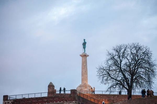 Βελιγραδι Σερβια Δεκεμβριου 2020 Τουρίστες Στέκονται Μπροστά Από Άγαλμα Του — Φωτογραφία Αρχείου