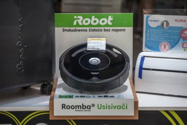 BELGRAD, SERBIA - 8 Haziran 2019: iRobot logosu Belgrad 'da satılık bir oda vakumunun önünde, Roomba bir teknoloji şirketi olan iRobot tarafından geliştirilen bir robot elektrik süpürgesi.