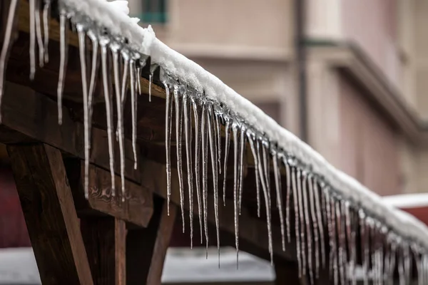 Icicles Forming Ice Stalactites Falling Fron Edge Alaves Gutters Roofs — Foto de Stock