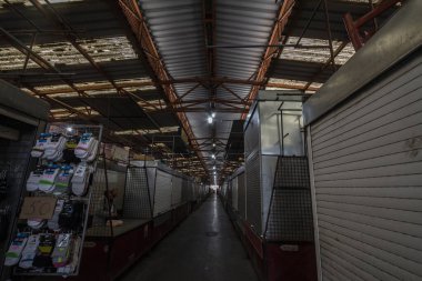 SUBOTICA, SERBIA - 17, 2020: Dükkanlar ve butiklerin neredeyse hepsi Coronavirus Covid 19 salgın krizi sırasında kalabalık olan Subotica Buvljak Green pazarının ıssız bir ara sokağında kapatıldı