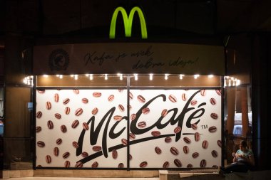 BELGRAD, SERBIA - 28 Ekim 2020: McCafe logosu Belgrad 'daki yerel kahve dükkanlarının önünde. Mc Cafe, McDonald 's' ın tüm dünyaya yayılmış kahve dükkanları ve kafeleridir.