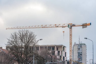 Sırbistan 'ın Pancevo kentindeki inşaat sahasında inşaat iskeleleri, beton cepheleri ve beton blokların yanı sıra gayrımenkul geliştirme alanında görünen vinçler bulunuyor.
