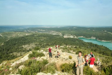 AIX EN PROVENCE, FRANCE - 21 Mayıs 2009: Turistler, kalabalık içinde yürüyüş yapan, tırmanan ve Sainte Victoire Dağı 'nın zirvesine ulaşan insanlar. Sainte Victoire Dağı, Paul Cezanne tarafından sık sık resmedilen Aix 'in sembolleridir.