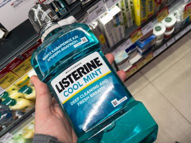 BELGRAD, SERBIA - 28 HAZİRAN 2021 Satılık Listerine Cool Mint logosu. Listerine, Amerika 'dan gelen bir sağlık ürünleri markasıdır.