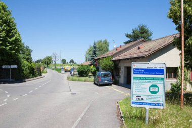 CORNIERES, SWitzERLAND - 18 Haziran 2017: Douanes Cornieres Binası, Fransa ile İsviçre sınırında terk edilmiş sınır kapısı, İsviçre Schengen Bölgesi 'ne girdiğinden beri kapalı