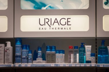 BELGRAD, SERBIA - 31 Ekim 2020: Markanın ürün rafında kullanım logosu. Uriage cilt bakımı, saç ve yüz ürünleri üzerine uzmanlaşmış bir Fransız ilaç laboratuvarıdır.