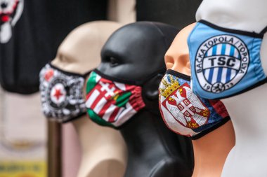 SUBOTICA, SERBIA - 20 YIL 2020: Facebook maskeli aptallar sırp arması ve Covid 19 Coronavirus krizi sırasında arka planda Hungary bayrağı olan yüz maskesi