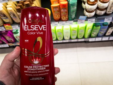BELGRAD, SERBIA - 8 Şubat 2021: L 'oreal elseve ürünleri, saç bakım spreyi ve satılık şampuan kremi. L 'oreal Fransız kozmetik ürünleri ve güzellik ürünleri markasıdır.
