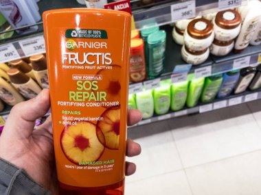 BELGRAD, SERBIA - 8 Şubat 2021: Garnier fructics ürünleri, saç bakım spreyi ve satılık şampuan kremi. Garnier I 'Oreal markasının kozmetik ve güzellik ürünüdür.