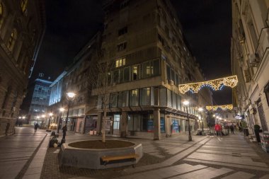 BELGRAD, SERBIA - 10 ARALIK 2020: Belgrad yaya sokağı, Coronavirus Covid 19 nedeniyle terk edilmiş caddeler ve kapalı dükkanlarla aydınlatılmış