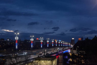 BELGRAD, SERBIA - 27 Aralık 2020: Arka planda Yeni Belgrad (Novi beograd) kuleleri ile Brankov Most (Branko Köprüsü) 'nde yağmurlu bir akşam. Brankov Most, Sava Nehri 'ndeki ana köprülerden biridir.