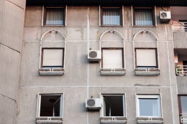 Havalandırma üniteleri veya klima, hayranlarıyla birlikte Belgrad, Sırbistan ve Avrupa 'daki eski bir binanın çürüyen cephesinde sergileniyor. İç kısımları soğutmak için kullanılır, ama çok fazla elektrik tüketir.