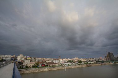BELGRAD, SERBIA - 19 Temmuz 2018: Belgrad 'daki Sava nehir kıyısı, Brankov' un en sağındaki köprü ve Savamala 'nın liman bölgesi arka planda
