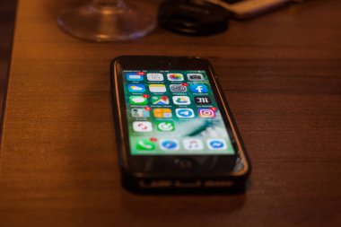 PARIS, FRANCE - 16 JANUARY 2020: Bir Apple iPhone 5C üzerindeki seçici bulanıklık ana ekranında Fransızca dilinde Fransızca ve Fransızca çeşitli uygulamalarla, örneğin le monde veya facebook.