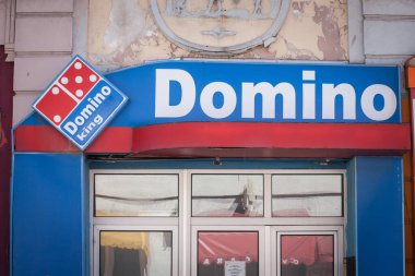 VRSAC, SERBIA - 2 AUGUST 2020: Domino King 'in işareti, Domino' nun pizzasını taklit eden sahte bir pizzacı, ABD 'nin fast-food konusunda uzmanlaşmış restoran zinciri