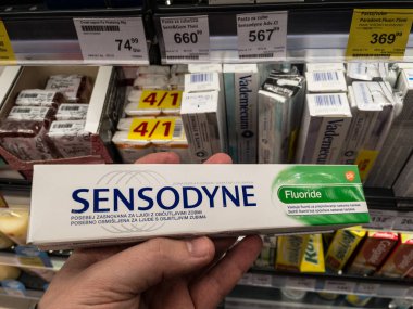 BELGRAD, SERBIA - 19 Şubat 2021: satılık diş macunu paketlerinde Sensodyne logosu. Sendosyne, diş macunu gibi diş temizleme ürünleri üreten bir İngiliz markasıdır.