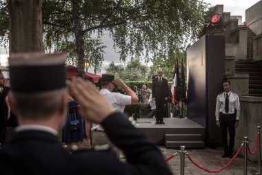 BELGRAD, SERBIA - 12 Temmuz 2019: Fransa 'nın Sırbistan büyükelçisi Frederic Mondolini' de seçici bulanıklık, 14 Temmuz 'da yapılacak Bastille Günü töreninde polis ve ordunun önünde Fransız askeri selamı veriyor.