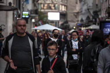 BELGRAD, SERBIA - 10 Ekim 2020: İki yaşlı kadın, beyaz Kafkasyalı kadın, arkadaşlar, Coronavirus Covid 19 krizinin ortasında yüz maskesi takarak yürüyorlar