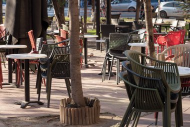 Sırbistan 'ın Belgrad kentindeki bir bar restoranının boş terası ve avlusundaki seçici bulanıklık, Coronavirus covid 19 tecrit tedbirleri nedeniyle hastalığın yayılmasını önlemek için çalışma saatlerinin kısaltılması nedeniyle kapatıldı