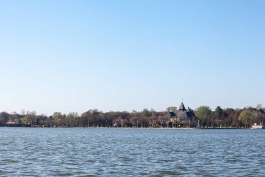 Palic Gölü 'nün Panorama' sı, veya Sırbistan 'ın Palic kentinde yer alan Palicko Jezero, Velika Terasa veya arka plandaki Grand Terrace ana binası. Bu, Voyvodina eyaletinin başlıca ilgi alanlarından biri.