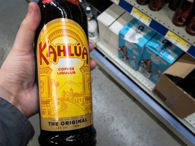 BELGRAD, SERBIA - 21 Mart 2021: Kahlua logosu satılık kahve likörlerinin üzerinde. Pernod Ricard 'ın bir parçası olan Kahlua, kahve ve romdan yapılmış bir Meksika likörüdür.