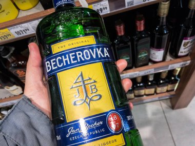 BELGRAD, SERBIA - 21 Mart 2021: Satılık şişelerde Becherovka logosu. Becherovka bir Çek ruhudur. Karlovy Vary 'den sindirim için kullanılan bir bitkisel acı.