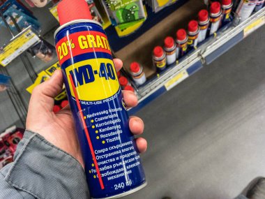BELGRAD, SERBIA - 21 Mart 2021: WD 40 logosu Belgrad 'daki bazı su değiştirici spreylerinin satışı için. WD-40, gevşemek ve gevşetmek için kullanılan simgesel bir Amerikan kimyasalları markasıdır.