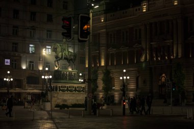 BELGRAD, SERBIA - NOVEMBER 20, 2020: Prens Mihailo (Knez Mihailo) heykeliyle Trg-vari seçici bulanıklık. Kod Konja olarak da bilinir, şehrin önemli bir simgesidir.