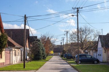 SUBOTICA, SERBIA - 19 Kasım 2020: Subotica 'da öğleden sonra otoparkları olan tipik bir yerleşim yeri, Belgrad' ın bir banliyösünde gayrimenkulleri patlak veren Voyvodina şehri